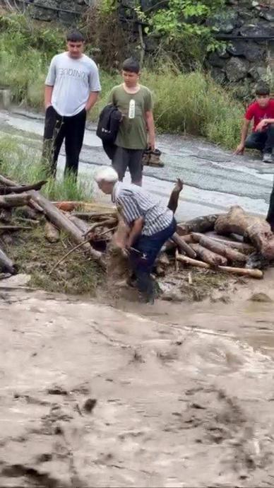Odun toplamak i&ccedil;in riske girdi!