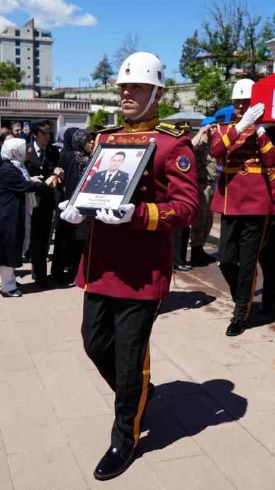 Şehit babasının gururlu duruşu