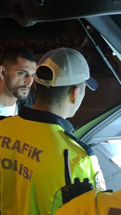 Camdan sarkıp yakalandı, muhabire patladı!