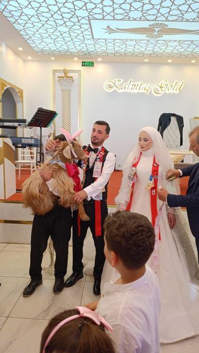D&uuml;ğ&uuml;n&uuml;ne gelen arkadaşı altın değil ke&ccedil;i taktı