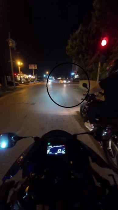 Hızla gelen otomobil duvara &ccedil;arptı!