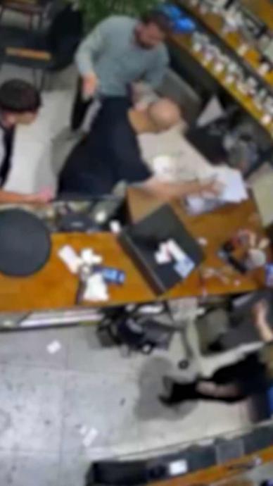 Kafede taşkınlık yapan m&uuml;şteri ortalığı yıktı!
