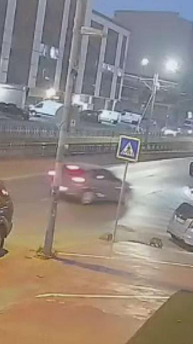 Kontrol&uuml;n&uuml; kaybedip aydınlatma direğine &ccedil;arptı!