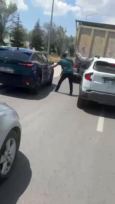 Polis aracın i&ccedil;inden b&ouml;yle aldı!