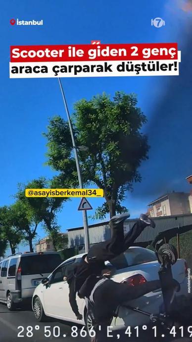 Scooter ile giden 2 gen&ccedil; araca &ccedil;arptı!