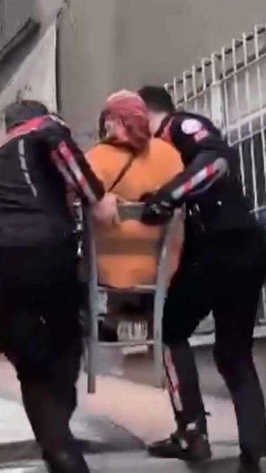 Yaşlı kadını sandalye ile taşıyıp evine bıraktılar
