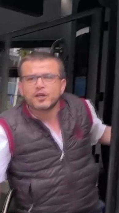 Biri t&uuml;k&uuml;rd&uuml; &ouml;b&uuml;r&uuml; k&uuml;fretti!