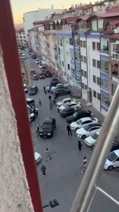 Kavgada bı&ccedil;aklandı otomobille ezilmek istendi!