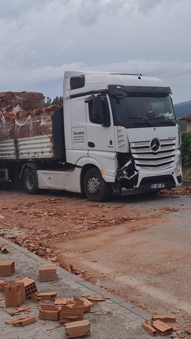 Kaza &uuml;st&uuml;ne kaza: Savrulduğu yolda tır &ccedil;arptı!