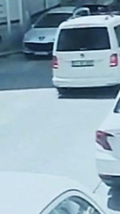 Motosikletli s&uuml;r&uuml;c&uuml;y&uuml; b&ouml;yle fırlattı!