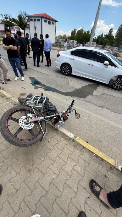 Otomobil motosiklete &ccedil;arptı!