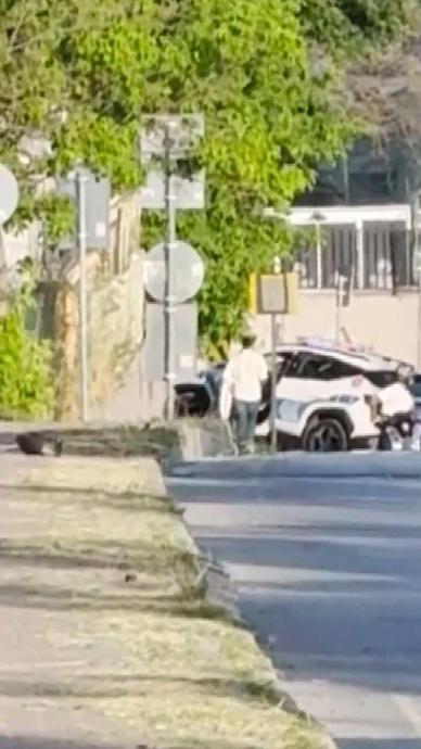 Polisi g&ouml;r&uuml;nce aracını bırakıp ka&ccedil;maya &ccedil;alıştı!