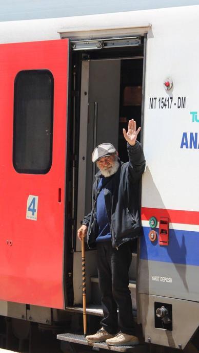 Yaşlı haliyle evsiz kaldı trenler yeni evi oldu