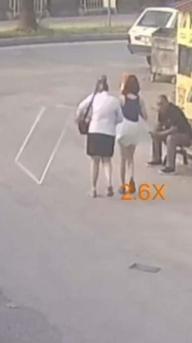 Yolda y&uuml;r&uuml;yen kadınların kafasına sineklik d&uuml;şt&uuml;