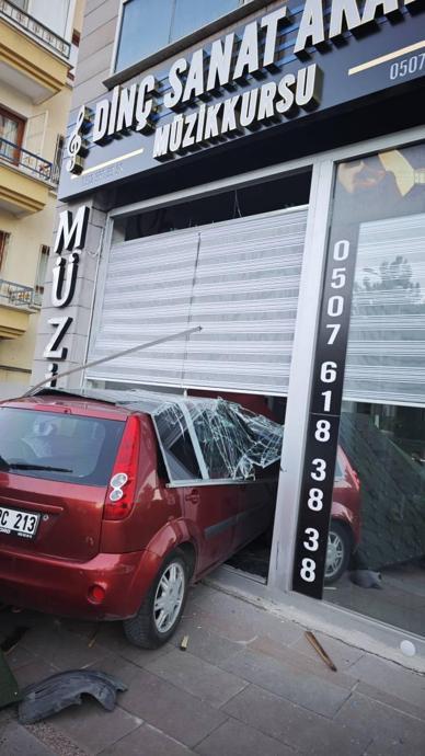 Aracın pedallarını karıştırdı d&uuml;kkana girdi!