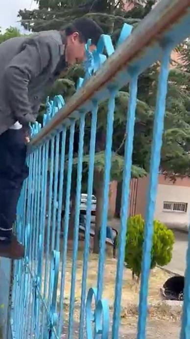 Demir kapıdan atlayıp sınava girmeye &ccedil;alıştı