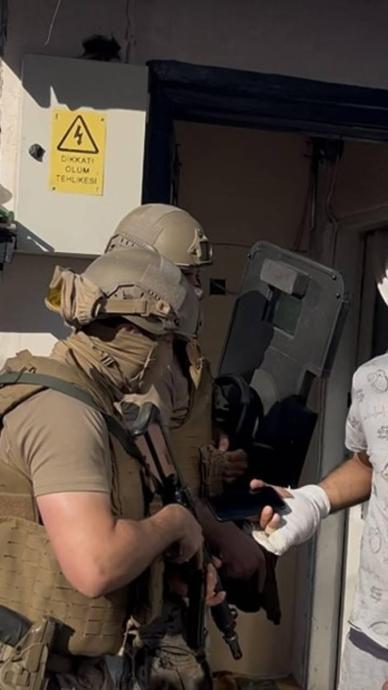 Kapıyı kırdı diye polise kızdı