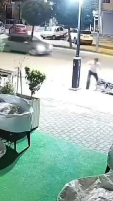 Kontrolden &ccedil;ıkan motosiklet ticari araca saplandı