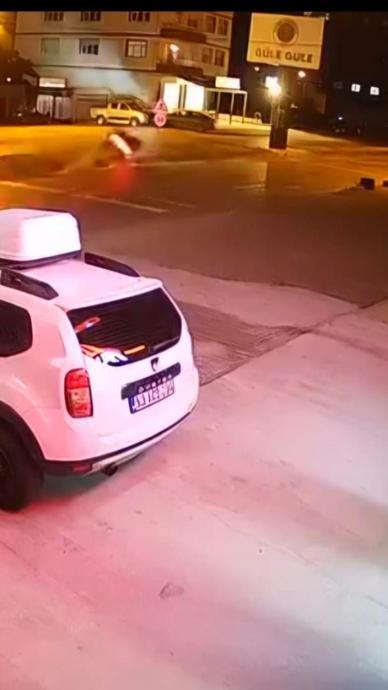 K&ouml;peğe &ccedil;arpmamak i&ccedil;in kendi hayatını kaybetti