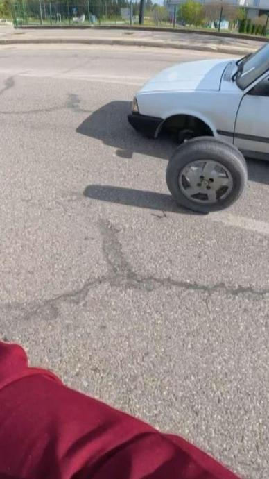 Seyir halindeki Tofaş'ın lastiği yerinden &ccedil;ıktı