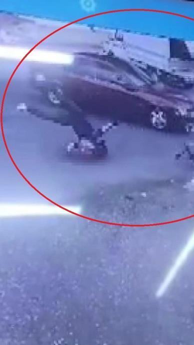 Sokak kesişiminde &ccedil;arpıştı motosikletten fırladı!