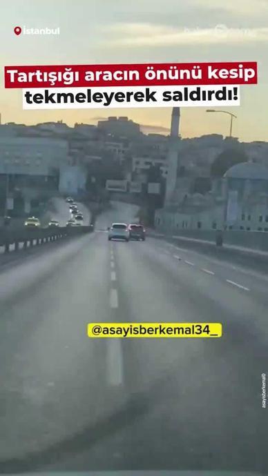 Tartışığı aracın &ouml;n&uuml;n&uuml; kesip tekmeleyerek saldırdı!