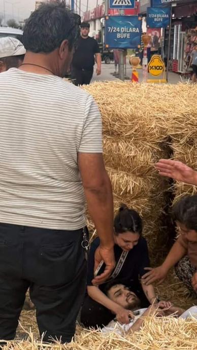 Trakt&ouml;rden d&uuml;şen samanın altında kaldı