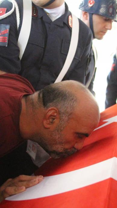 Acılı baba şehidini b&ouml;yle uğurladı...