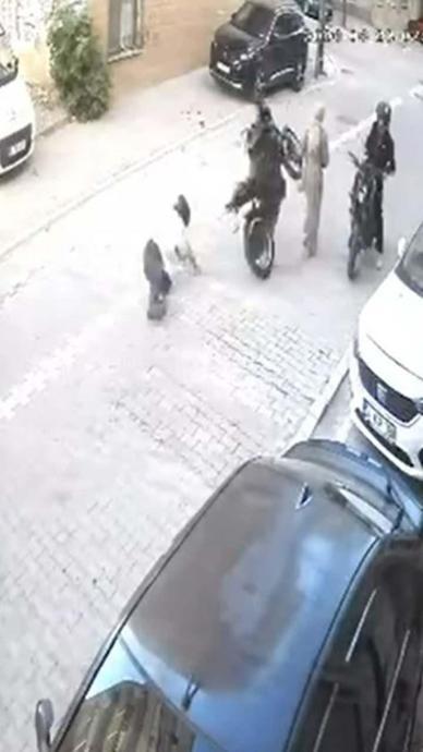 Altından fırlayan motor kadına &ccedil;arptı!