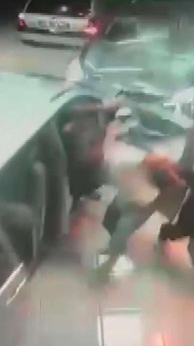 Aracıyla d&uuml;kkanına daldı!