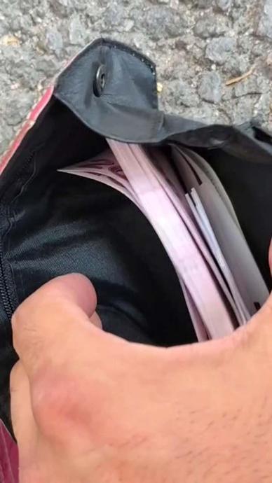 Battaniyenin i&ccedil;inden para &ccedil;ıktı