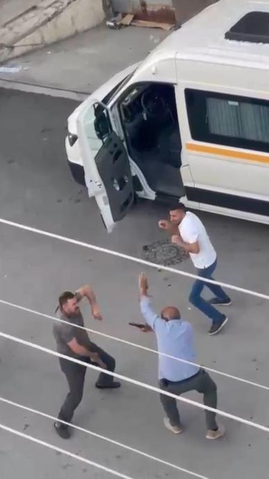 Laf atma kavgası: Silahını &ccedil;ekti!