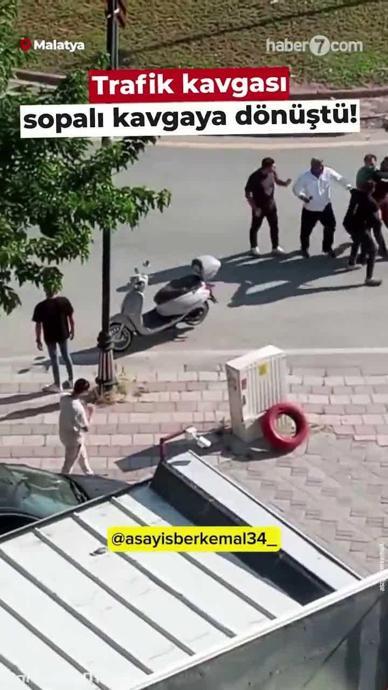 Trafik kavgası sopalı kavgaya d&ouml;n&uuml;şt&uuml;!
