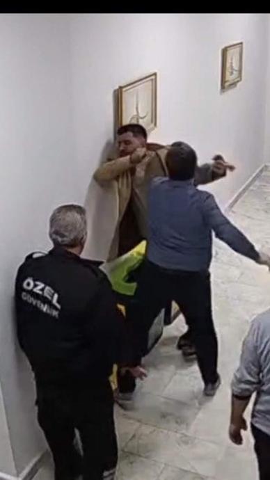 Hastane m&uuml;d&uuml;r&uuml;n&uuml;n darbettiği personel anlattı