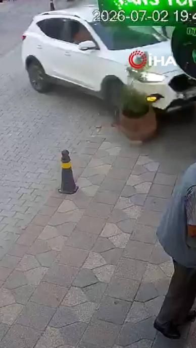 Kontrolden &ccedil;ıkan otomobil iş yerine daldı!