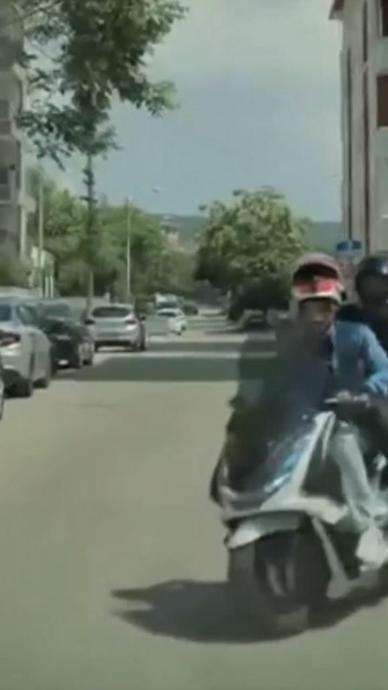 Motosiklet ile otomobil kafa kafaya &ccedil;arpıştı!