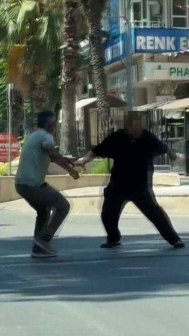 Tarihi kapı &ouml;n&uuml;nde taşlı ve delici aletli kavga