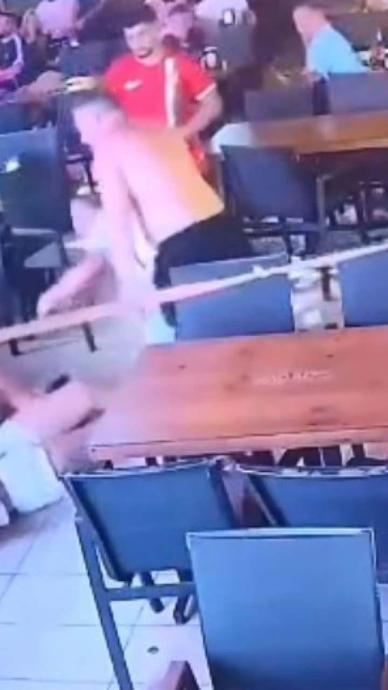 Yabancı uyruklu turist ailesini d&ouml;vd&uuml;!