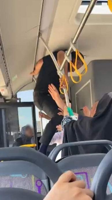 Yolcu otob&uuml;s&uuml;nde tekmeli, yumruklu kavga!