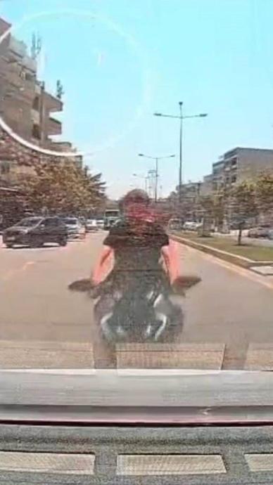 Arkadan &ccedil;arpıp havada taklalar attılar!