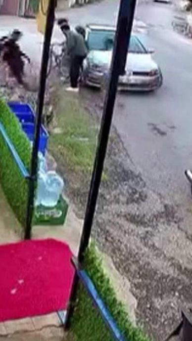 Bisikletli &ccedil;ocuk 3 metrelik kuyuya d&uuml;şt&uuml;!