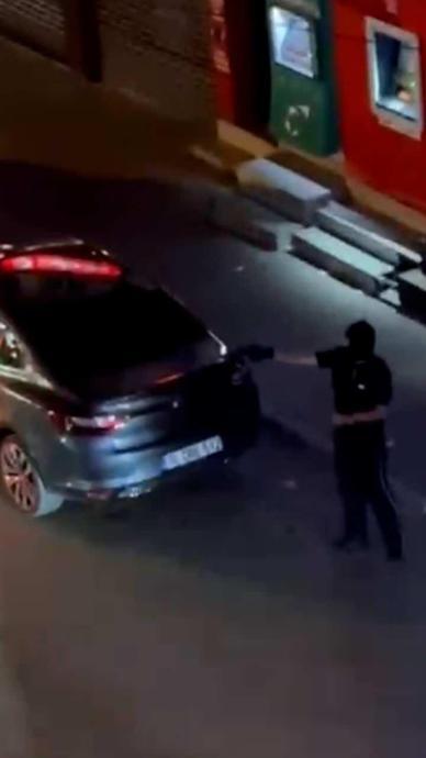 İş yerine saldırı yaparken silahı tutukluk yaptı