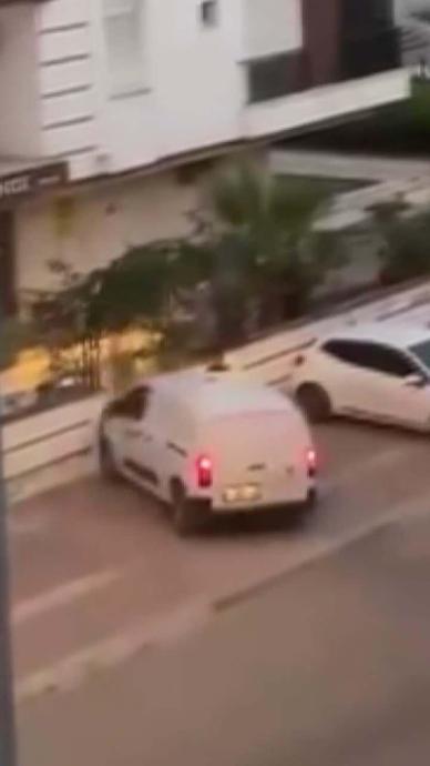 Tartıştığı kişinin &uuml;zerine aracı s&uuml;rd&uuml;!