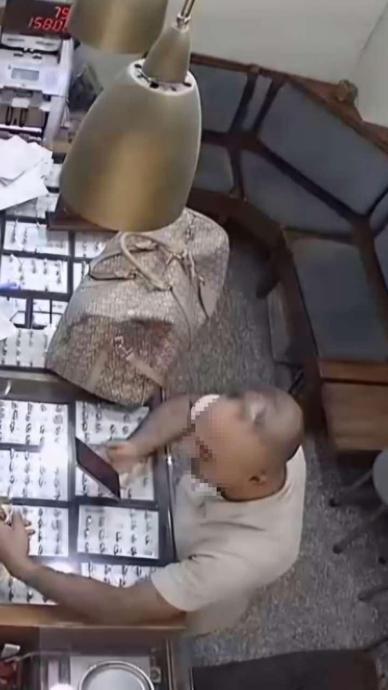 "Teyzem Baksın" dedi altınları &ccedil;aldı!