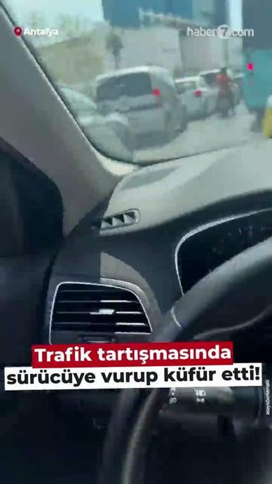 Trafik tartışmasında s&uuml;r&uuml;c&uuml;ye vurup k&uuml;f&uuml;r etti!