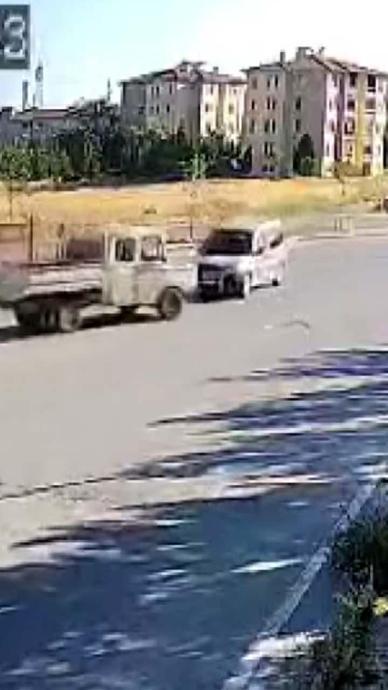 Kamyonet ile ticari ara&ccedil; kafa kafaya &ccedil;arpıştı!