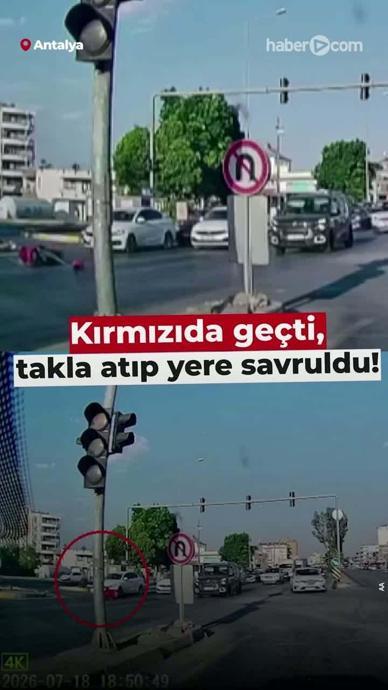 Kırmızı ışıkta ge&ccedil;en motosiklet otomobile &ccedil;arptı!