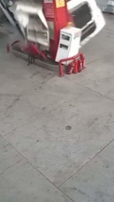 K&ouml;m&uuml;r y&uuml;kl&uuml; TIR benzinliğe ok gibi girdi!