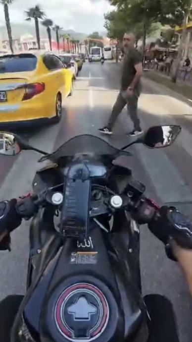 K&ouml;r noktada kalan yayaya motosiklet &ccedil;arptı!