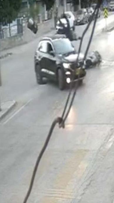 Motosiklete &ccedil;arpıp ka&ccedil;tı!